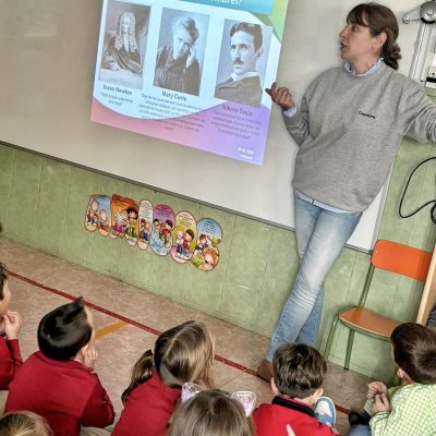 Trabajadora de Coproyma dando una charla en un colegio