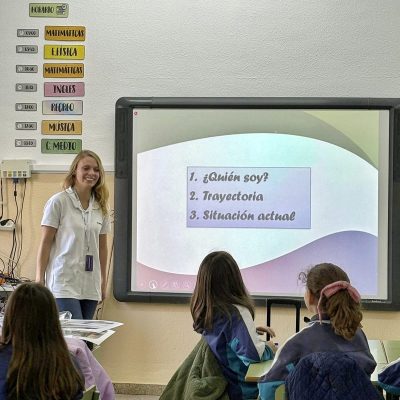 Trabajadora de Coproyma dando una charla en un colegio